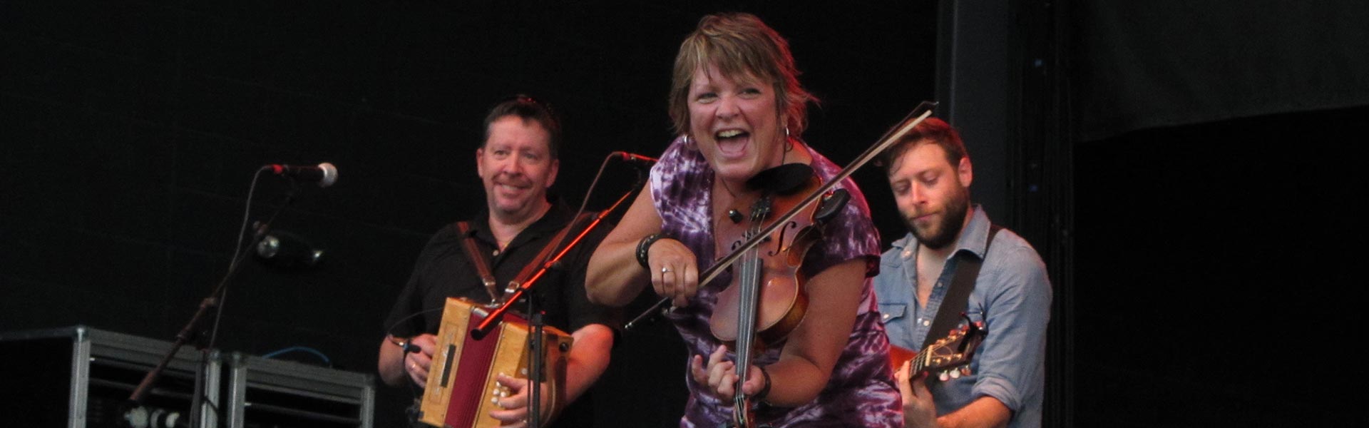 Eileen Ivers playing fiddle